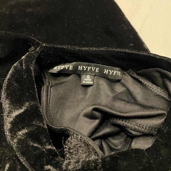 Velvet Short-sleeve Romper - Picture 6 of 6